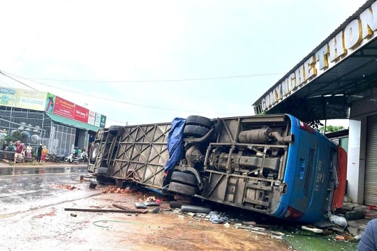 Lật xe khách khiến 4 người tử vong