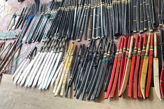 Bắt giữ hai đối tượng mua bán vũ khí và công cụ hỗ trợ