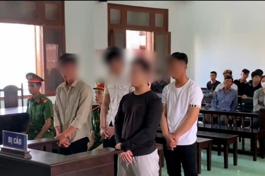 Dùng mũ bảo hiểm đánh người chấn thương sọ não