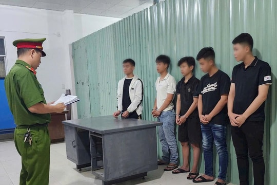 Tạm giữ nhóm thanh niên dọa đánh người rồi cướp xe