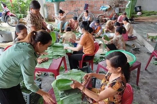 Người dân Huế nấu bánh chưng, bánh tét hỗ trợ đồng bào miền Bắc