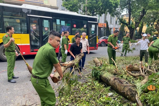 Sát cánh cùng người dân khắc phục hậu quả ngập lụt