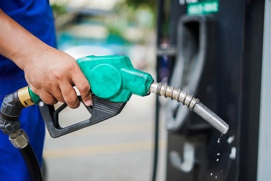 Giá xăng giảm về dưới 20.000 đồng/lít