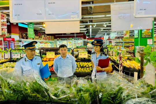 Tăng cường đấu tranh chống buôn lậu và hàng giả trước Tết Trung thu 2024