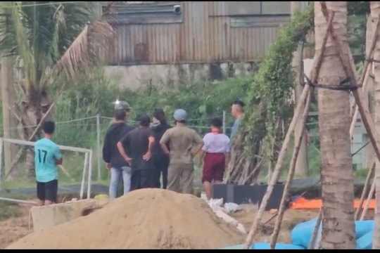 Bé trai tử vong ở khu vực chứa nước tưới cỏ sân bóng