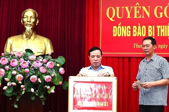 Nhà nhà, người người chung tay hướng về đồng bào bão lũ