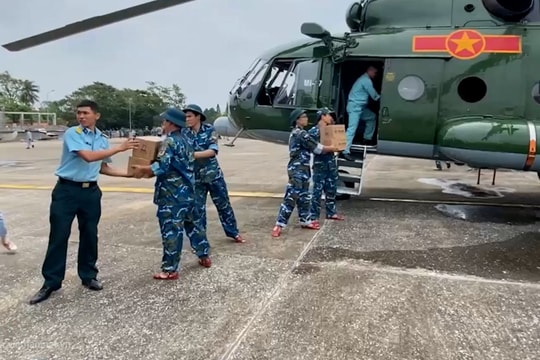 Trực thăng Không quân cất cánh bay tìm kiếm cứu nạn, chở hàng vào tâm lũ