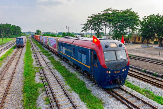 Ngành hàng không, đường sắt, bưu điện, vận chuyển miễn phí hàng cứu trợ bão lũ