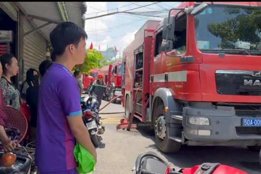 Người phụ nữ được cứu khỏi căn nhà cháy lúc giữa trưa