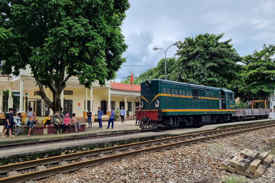 Lập tàu chở hàng cứu trợ xã bị cô lập ở Yên Bái
