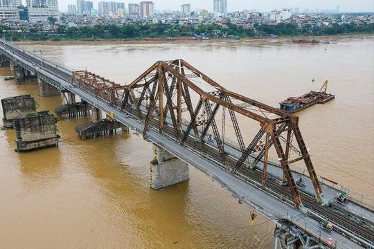 Khôi phục giao thông qua cầu Long Biên và cầu Đuống