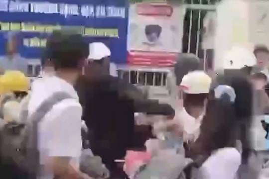 Xác minh clip học sinh đánh nhau trước cổng trường tại Cà Mau