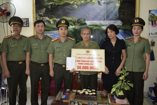Công an tỉnh Quảng Ninh thăm hỏi và chia buồn với gia đình chiến sỹ công an hy sinh