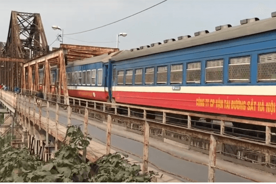 Tàu hỏa chạy trở lại qua cầu Long Biên và cầu Đuống