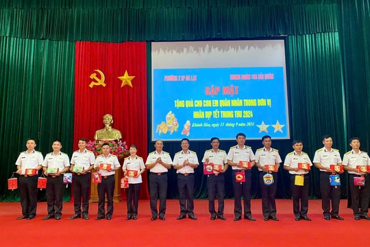 Tặng quà Trung thu cho con em chiến sĩ Hải quân