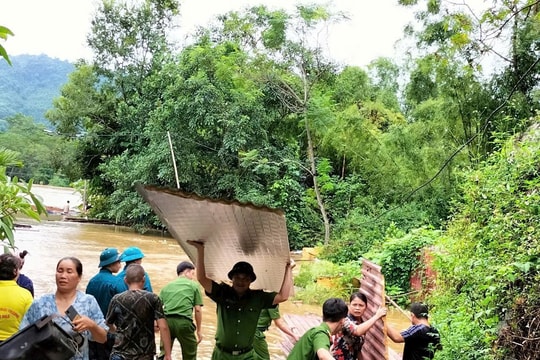 Những hành động ấm áp khi mưa lũ đi qua