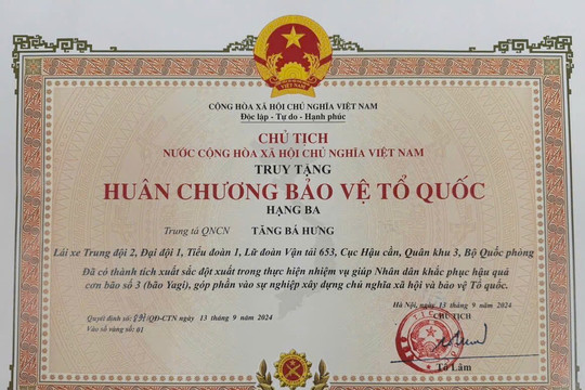 Truy tặng Huân chương cho Trung tá giúp dân khắc phục bão
