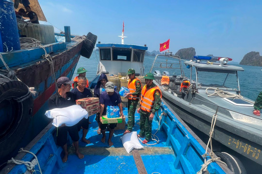 Đồn Biên phòng Hạ Long cứu hộ 5 thuyền viên gặp nạn