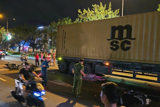 Người đàn ông bị xe container tông tử vong