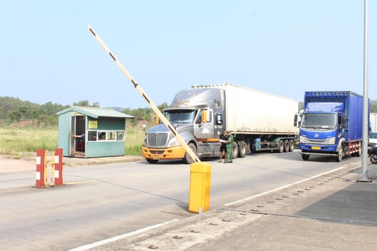 Thông quan trở lại lối mở cầu phao Km3+4 tại Móng Cái