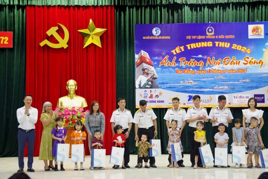 “Ánh trăng nơi đầu sóng” trao tặng hơn 2.000 suất quà cho các cháu thiếu nhi