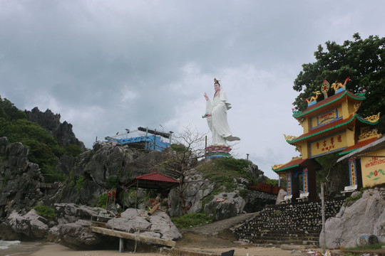 Kỳ bí núi Lầu Chuông Bài 1: Ngôi chùa độc lạ, thần bí!