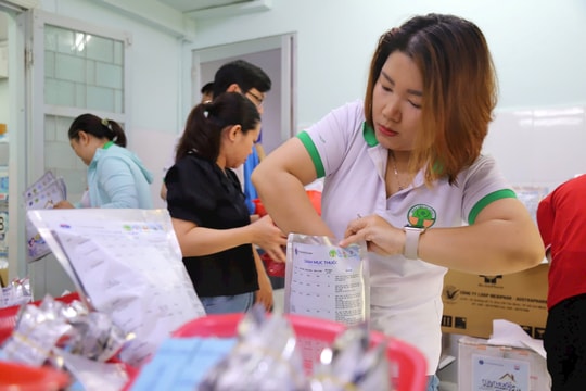 Y bác sĩ TP.HCM tất bật đóng gói thuốc tặng người dân vùng lũ