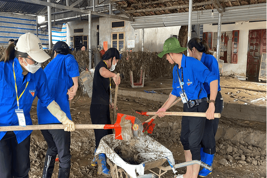 Sinh viên EPU: Cùng chung tay hỗ trợ người dân vùng lũ