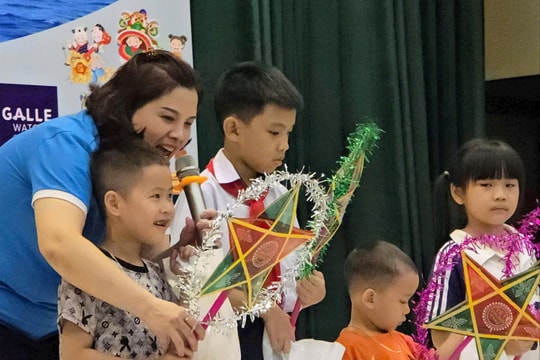 "Ánh trăng nơi đầu sóng" - món quà ý nghĩa với con cán bộ, chiến sĩ Vùng 3 Hải quân