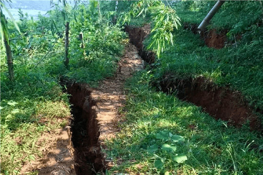 Di dời khẩn cấp 50 hộ dân khỏi khu vực có vết nứt kéo dài 500m