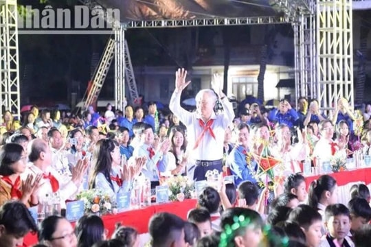 Phó Thủ tướng Thường trực Nguyễn Hòa Bình dự Đêm hội Trăng rằm "Lồng đèn thắp sáng ước mơ" tại Đắk Lắk