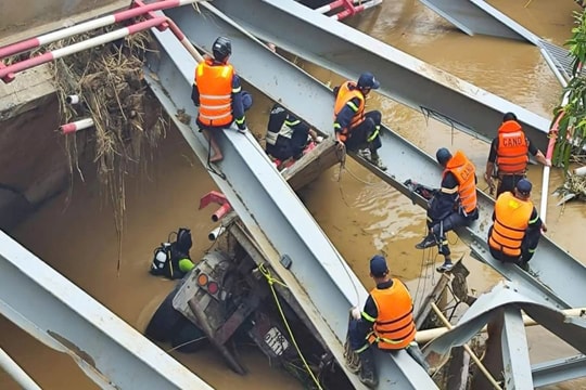 Đang trục vớt xe đầu kéo rơi xuống sông khi sập cầu Phong Châu
