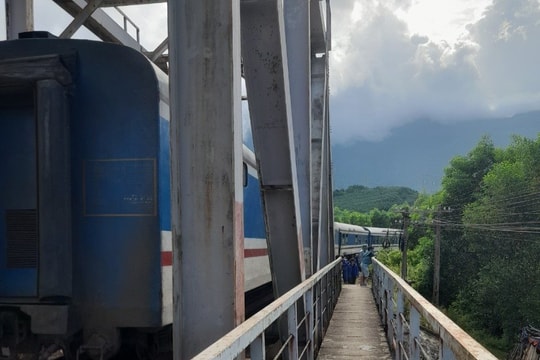 Tàu SE6 trật bánh tại khu vực Lăng Cô