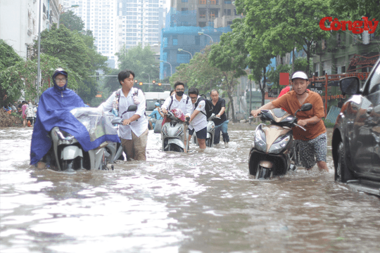 Mưa lớn khiến đường phố Hà Nội ngập, ùn tắc từ sáng sớm