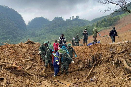 Hình ảnh lực lượng chức năng Cao Bằng nỗ lực tìm kiếm cứu nạn vụ sạt lở đất