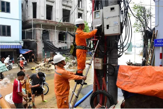 Khôi phục cấp điện cho 98% khách hàng bị ảnh hưởng bởi bão lũ