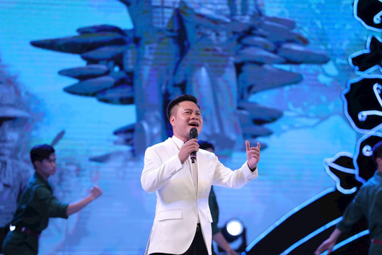 Dâng trào cảm xúc nghe NSƯT Hoàng Tùng hát “Cha mẹ tôi già”