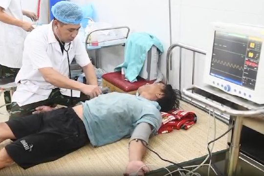 Quân y Trường Sa cứu ngư dân Quảng Ngãi bị đột quỵ não trên biển