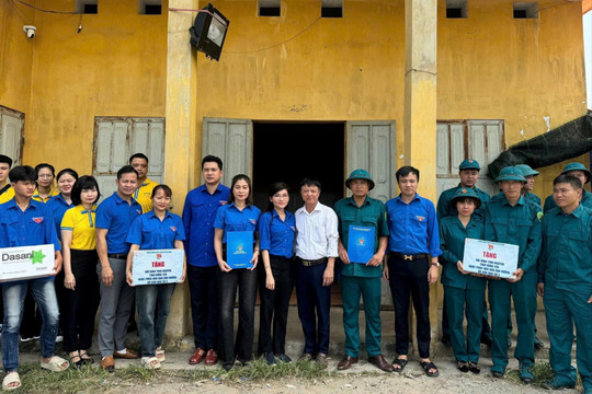 Trung ương Đoàn thăm, tặng quà người dân ảnh hưởng bão lũ ở Hưng Yên