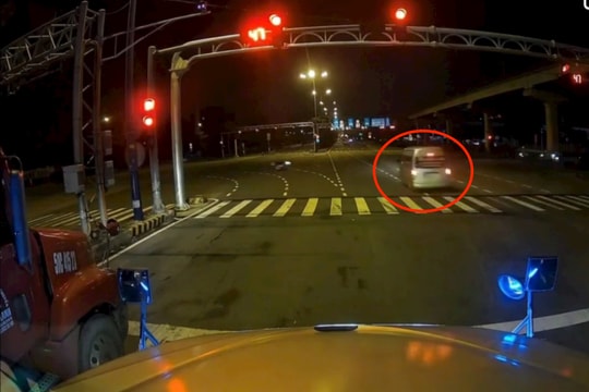 Ô tô 16 chỗ vượt đèn đỏ rồi gây tai nạn