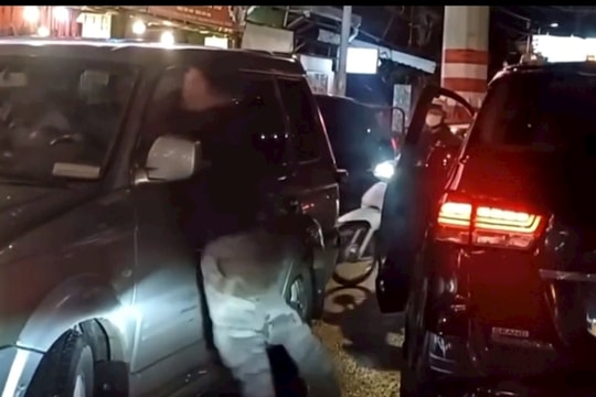 Người đàn ông đập cửa kính xe, hành hung tài xế ô tô giữa đường