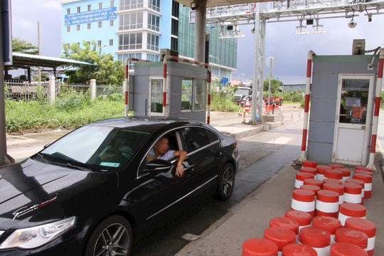 Ngày đầu thu phí BOT Phú Hữu ở TP.HCM, nhiều người dân phản ứng