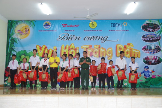 Gần 1000 suất quà Trung thu tặng trẻ em khó khăn vùng biên giới