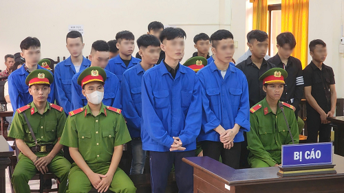 Dùng hung khí, chặn người đi đường rồi đe dọa cướp tài sản