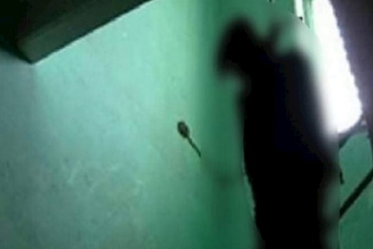 Phát hiện nam thanh niên chết trong tư thế treo cổ tại nhà hoang