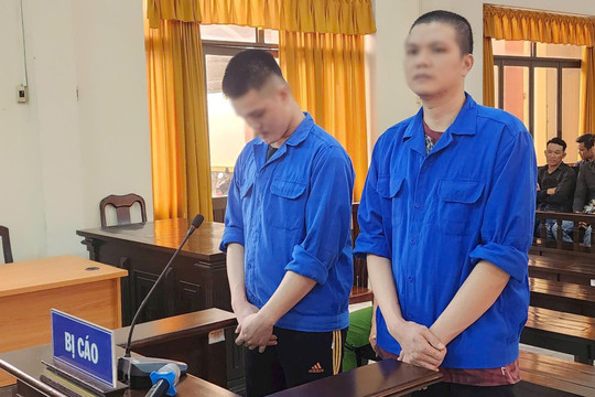 Mang súng đi gây rối, 2 bị cáo lĩnh 7 năm tù