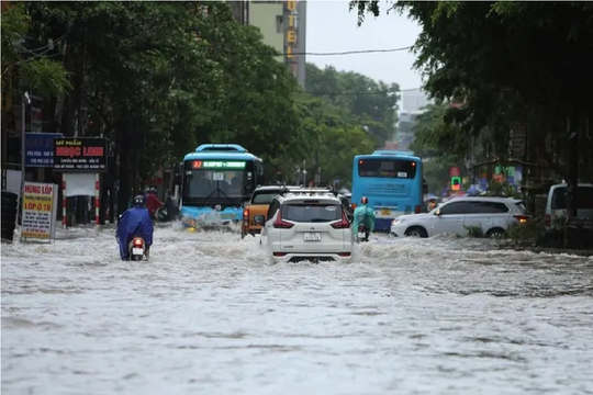 Hà Nội: Cấm đường QL32 đoạn qua thị xã Sơn Tây do úng ngập