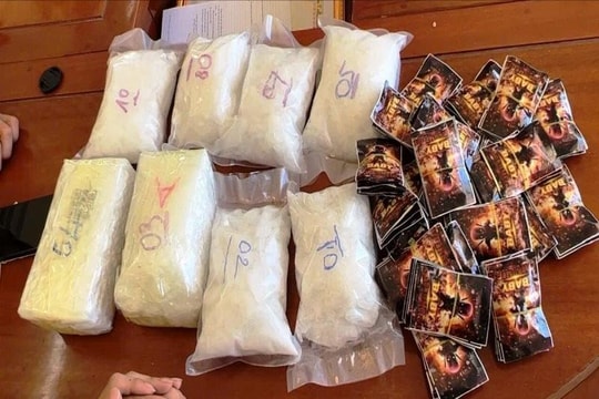 Vận chuyển 6kg ma túy được giấu trong các lon sữa