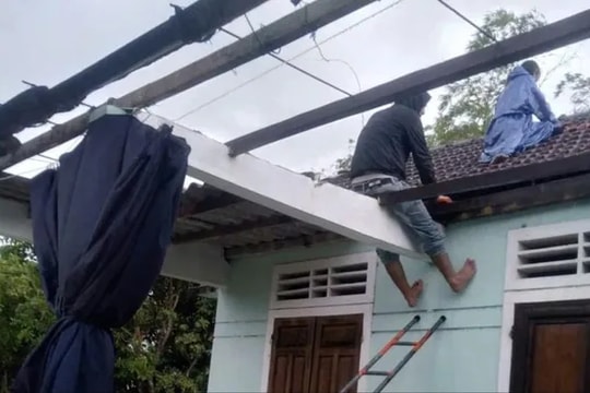 Mưa lớn kèm gió lốc làm tốc mái nhiều nhà dân ở Huế