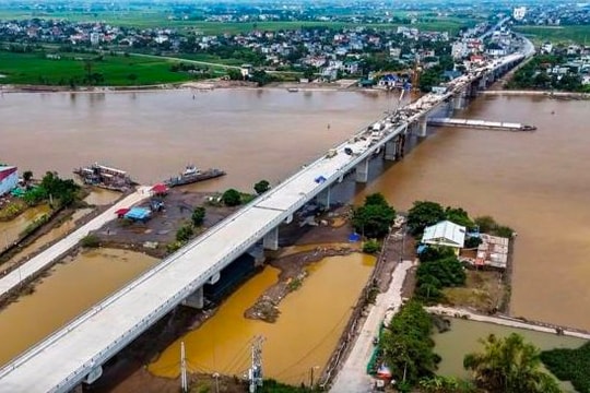 Hợp long cầu Đống Cao vượt sông Đào tại Nam Định